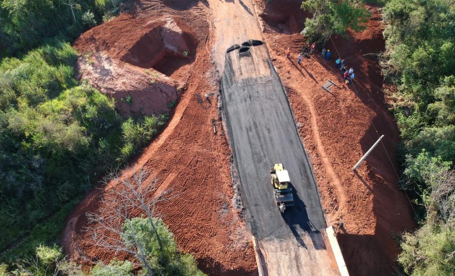O Departamento de Estradas de Rodagem do Paraná (DER-PR) vai liberar na manhã deste sábado (30) o tráfego sobre a ponte do Rio da Anta, na PR-082. O trecho liga o município de Douradina à Santa Felicidade, distrito de Tapira, no Noroeste do Estado. O local estava totalmente interditado desde 7 de janeiro, quando parte do pavimento da cabeceira da ponte cedeu na altura do km 568 devido às chuvas.  -  Curitiba, 29/03/2019  -  Foto: Divulgação DER