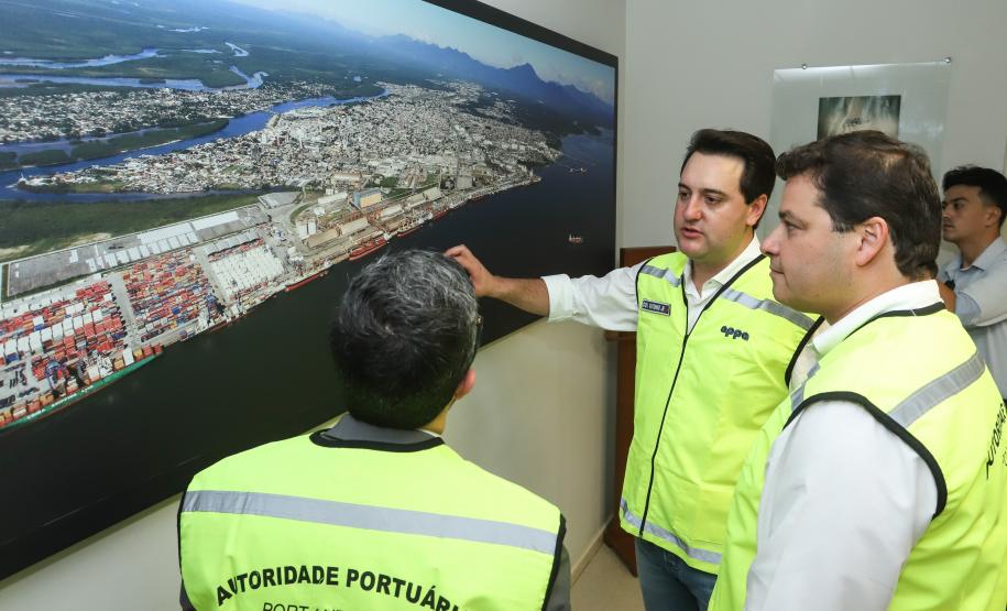 O governador Carlos Massa Ratinho Junior anunciou nesta quarta-feira (3) a contratação do projeto executivo de engenharia para restauração e ampliação de capacidade da Av. Ayrton Senna da Silva, um dos principais acessos ao Porto, no Litoral. A revitalização da via é fundamental para aumentar a capacidade de escoamento das exportações do Estado.  -  Paranaguá, 03/04/2019  -  Foto: Rodrigo Félix Leal/ANPr