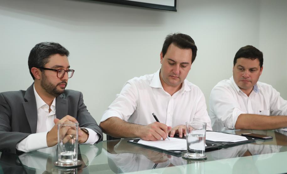 O governador Carlos Massa Ratinho Junior anunciou nesta quarta-feira (3) a contratação do projeto executivo de engenharia para restauração e ampliação de capacidade da Av. Ayrton Senna da Silva, um dos principais acessos ao Porto, no Litoral. A revitalização da via é fundamental para aumentar a capacidade de escoamento das exportações do Estado.  -  Paranaguá, 03/04/2019  -  Foto: Rodrigo Félix Leal/ANPr