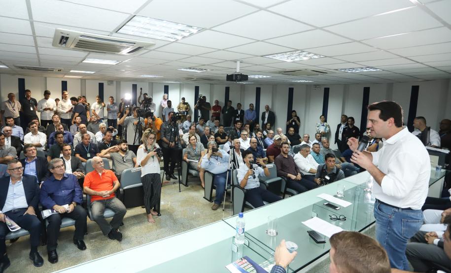 O governador Carlos Massa Ratinho Junior anunciou nesta quarta-feira (3) a contratação do projeto executivo de engenharia para restauração e ampliação de capacidade da Av. Ayrton Senna da Silva, um dos principais acessos ao Porto, no Litoral. A revitalização da via é fundamental para aumentar a capacidade de escoamento das exportações do Estado.  -  Paranaguá, 03/04/2019  -  Foto: Rodrigo Félix Leal/ANPr