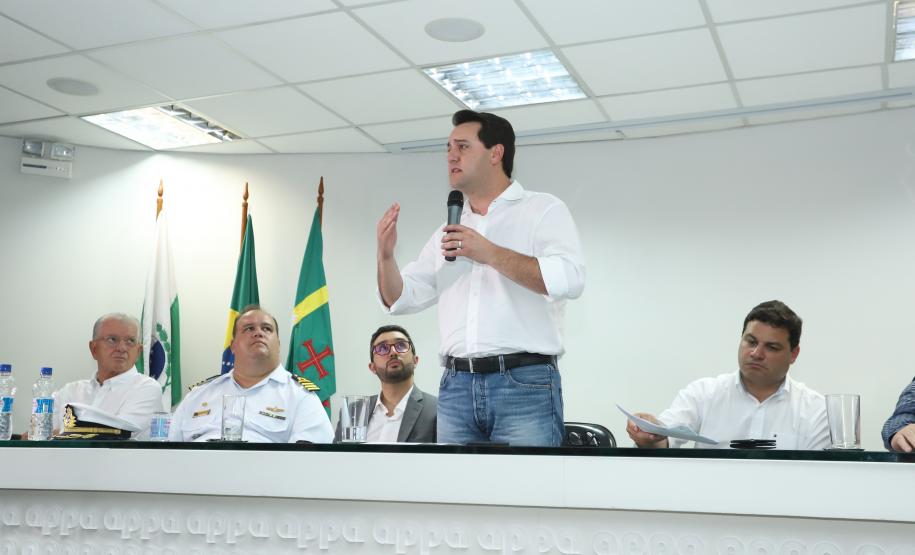 O governador Carlos Massa Ratinho Junior anunciou nesta quarta-feira (3) a contratação do projeto executivo de engenharia para restauração e ampliação de capacidade da Av. Ayrton Senna da Silva, um dos principais acessos ao Porto, no Litoral. A revitalização da via é fundamental para aumentar a capacidade de escoamento das exportações do Estado.  -  Paranaguá, 03/04/2019  -  Foto: Rodrigo Félix Leal/ANPr