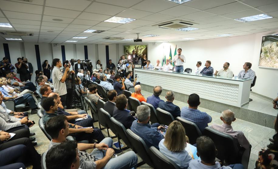 O governador Carlos Massa Ratinho Junior anunciou nesta quarta-feira (3) a contratação do projeto executivo de engenharia para restauração e ampliação de capacidade da Av. Ayrton Senna da Silva, um dos principais acessos ao Porto, no Litoral. A revitalização da via é fundamental para aumentar a capacidade de escoamento das exportações do Estado.  -  Paranaguá, 03/04/2019  -  Foto: Rodrigo Félix Leal/ANPr