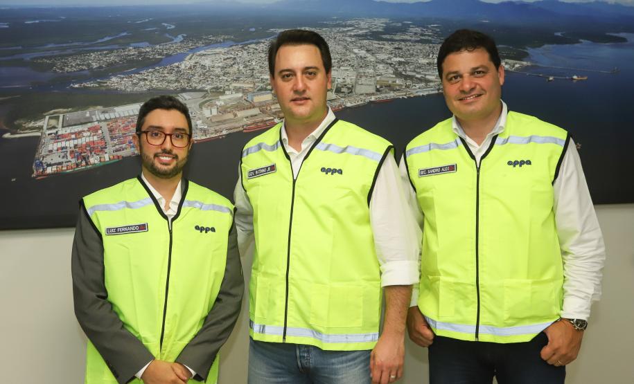 O governador Carlos Massa Ratinho Junior anunciou nesta quarta-feira (3) a contratação do projeto executivo de engenharia para restauração e ampliação de capacidade da Av. Ayrton Senna da Silva, um dos principais acessos ao Porto, no Litoral. A revitalização da via é fundamental para aumentar a capacidade de escoamento das exportações do Estado.  -  Paranaguá, 03/04/2019  -  Foto: Rodrigo Félix Leal/ANPr