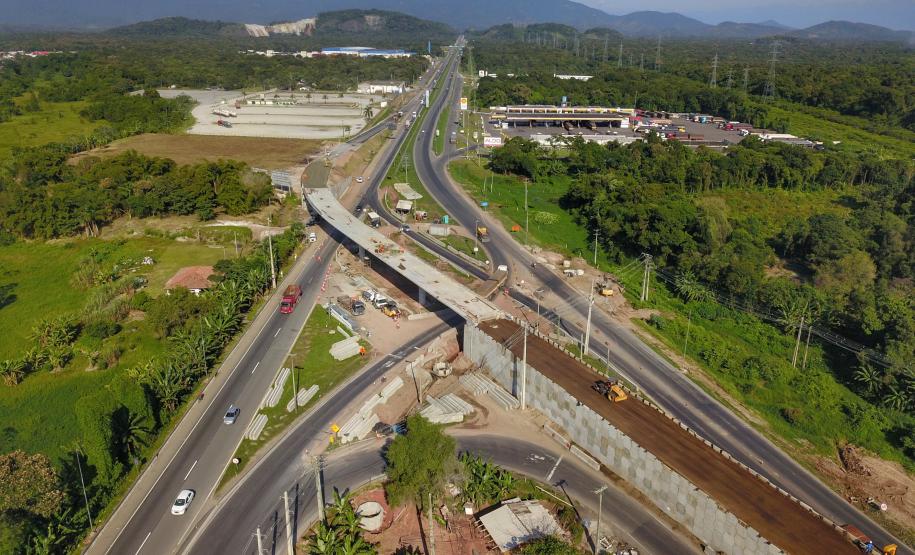 A administração dos Portos do Paraná realiza em paralelo uma série de obras para o desenvolvimento regional. A mais adiantada é a construção do novo viaduto na entrada de Paranaguá, onde a BR-277 se divide entre as avenidas Ayrton Senna e Bento Rocha. O projeto e a execução são coordenados pelo DER (Departamento de Estradas de Rodagem). O investimento dos Portos é de R$ 12,7 milhões e a entrega da obra será em junho .Foto:José Fernando Ogura/ANPr