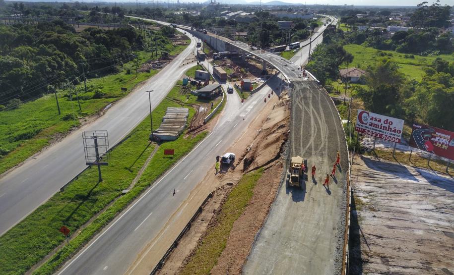 A administração dos Portos do Paraná realiza em paralelo uma série de obras para o desenvolvimento regional. A mais adiantada é a construção do novo viaduto na entrada de Paranaguá, onde a BR-277 se divide entre as avenidas Ayrton Senna e Bento Rocha. O projeto e a execução são coordenados pelo DER (Departamento de Estradas de Rodagem). O investimento dos Portos é de R$ 12,7 milhões e a entrega da obra será em junho .Foto:José Fernando Ogura/ANPr