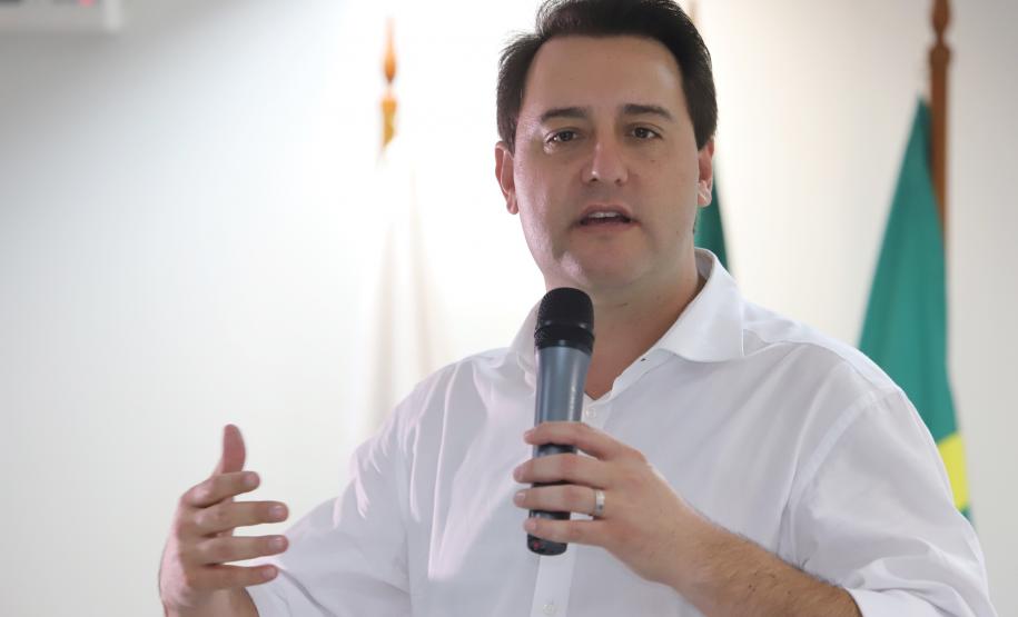 O governador Carlos Massa Ratinho Júnior anuncia medidas para melhoria viária no município de Paranaguá. Foto: José Fernando Ogura/ANPr