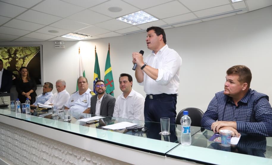 O governador Carlos Massa Ratinho Júnior anuncia medidas para melhoria viária no município de Paranaguá. Foto: José Fernando Ogura/ANPr