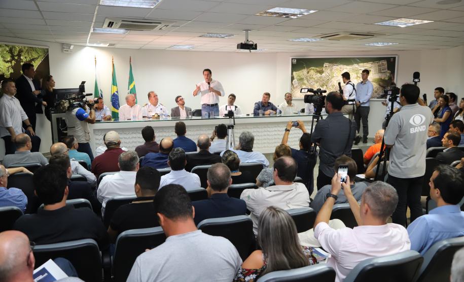 O governador Carlos Massa Ratinho Júnior anuncia medidas para melhoria viária no município de Paranaguá. Foto: José Fernando Ogura/ANPr