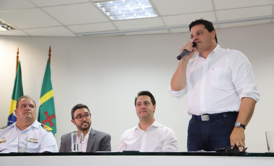 O governador Carlos Massa Ratinho Júnior anuncia medidas para melhoria viária no município de Paranaguá. Foto: José Fernando Ogura/ANPr