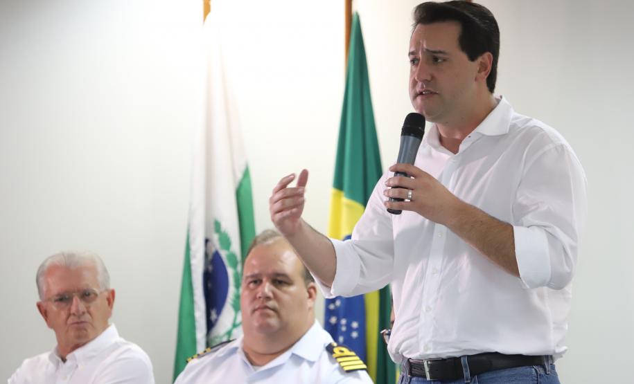 O governador Carlos Massa Ratinho Júnior anuncia medidas para melhoria viária no município de Paranaguá. Foto: José Fernando Ogura/ANPr