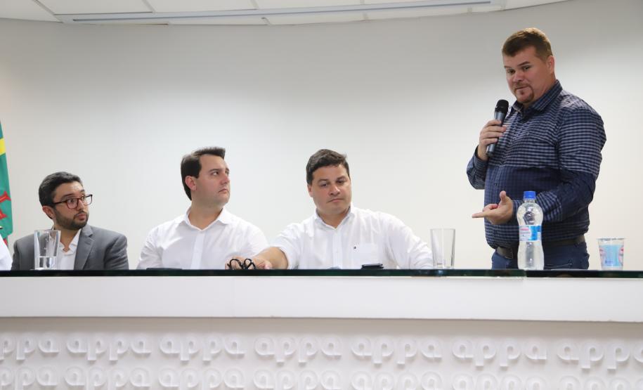 O governador Carlos Massa Ratinho Júnior anuncia medidas para melhoria viária no município de Paranaguá. Foto: José Fernando Ogura/ANPr