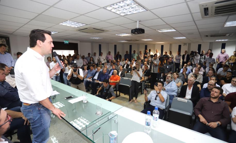 O governador Carlos Massa Ratinho Júnior anuncia medidas para melhoria viária no município de Paranaguá. Foto: José Fernando Ogura/ANPr