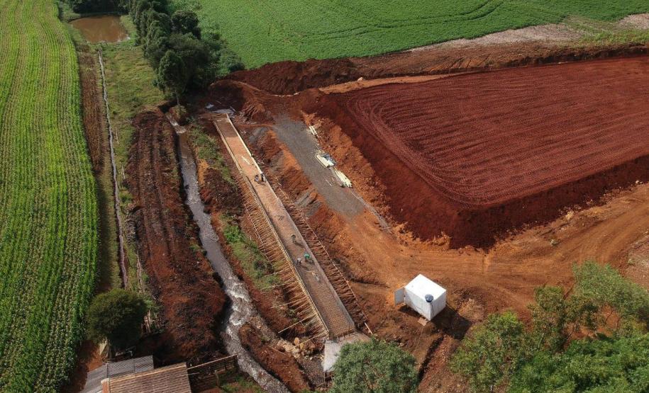 Departamento de Estradas de Rodagem do Paraná (DER-PR) está em processo de finalização do marco zero do Contorno de Pato Branco. O viaduto erguido sobre a BR-158 está 75% concluído e representa o início da obra, que irá desviar o tráfego de veículos de grande porte da cidade para a PR-493. O término da obra viária na região sudoeste do Estado está previsto para o final de 2019. -  pato branco, 04/04/2019  -  Foto: Divulgação Prefeitura de Pato Branco