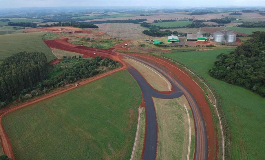 Departamento de Estradas de Rodagem do Paraná (DER-PR) está em processo de finalização do marco zero do Contorno de Pato Branco. O viaduto erguido sobre a BR-158 está 75% concluído e representa o início da obra, que irá desviar o tráfego de veículos de grande porte da cidade para a PR-493. O término da obra viária na região sudoeste do Estado está previsto para o final de 2019. -  pato branco, 04/04/2019  -  Foto: Divulgação Prefeitura de Pato Branco