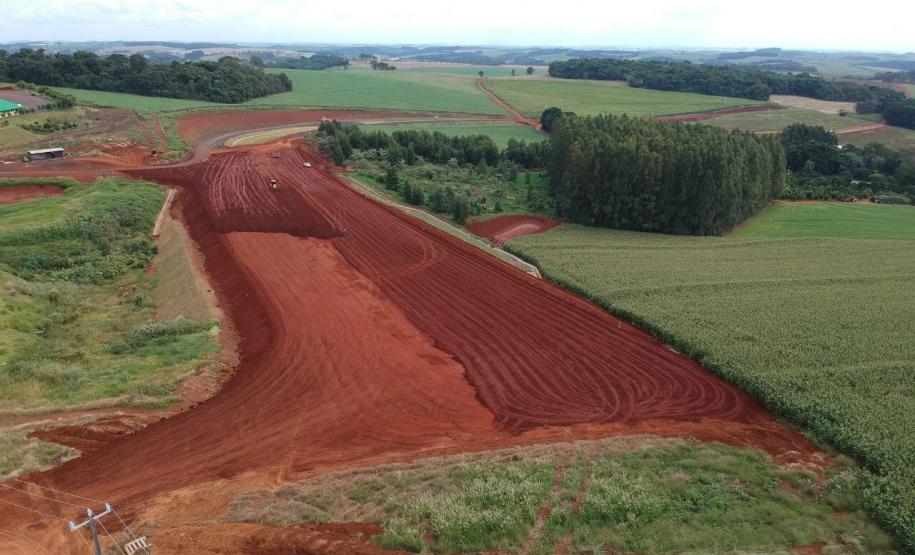 Departamento de Estradas de Rodagem do Paraná (DER-PR) está em processo de finalização do marco zero do Contorno de Pato Branco. O viaduto erguido sobre a BR-158 está 75% concluído e representa o início da obra, que irá desviar o tráfego de veículos de grande porte da cidade para a PR-493. O término da obra viária na região sudoeste do Estado está previsto para o final de 2019. -  pato branco, 04/04/2019  -  Foto: Divulgação Prefeitura de Pato Branco