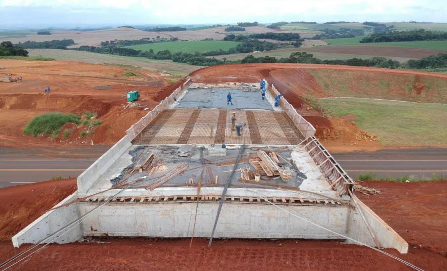 Departamento de Estradas de Rodagem do Paraná (DER-PR) está em processo de finalização do marco zero do Contorno de Pato Branco. O viaduto erguido sobre a BR-158 está 75% concluído e representa o início da obra, que irá desviar o tráfego de veículos de grande porte da cidade para a PR-493. O término da obra viária na região sudoeste do Estado está previsto para o final de 2019. -  pato branco, 04/04/2019  -  Foto: Divulgação Prefeitura de Pato Branco