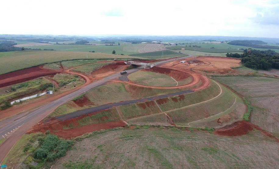 Departamento de Estradas de Rodagem do Paraná (DER-PR) está em processo de finalização do marco zero do Contorno de Pato Branco. O viaduto erguido sobre a BR-158 está 75% concluído e representa o início da obra, que irá desviar o tráfego de veículos de grande porte da cidade para a PR-493. O término da obra viária na região sudoeste do Estado está previsto para o final de 2019. -  pato branco, 04/04/2019  -  Foto: Divulgação Prefeitura de Pato Branco