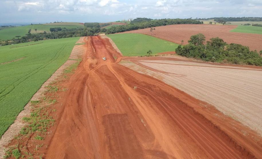 Departamento de Estradas de Rodagem do Paraná (DER-PR) está em processo de finalização do marco zero do Contorno de Pato Branco. O viaduto erguido sobre a BR-158 está 75% concluído e representa o início da obra, que irá desviar o tráfego de veículos de grande porte da cidade para a PR-493. O término da obra viária na região sudoeste do Estado está previsto para o final de 2019. -  pato branco, 04/04/2019  -  Foto: Divulgação Prefeitura de Pato Branco
