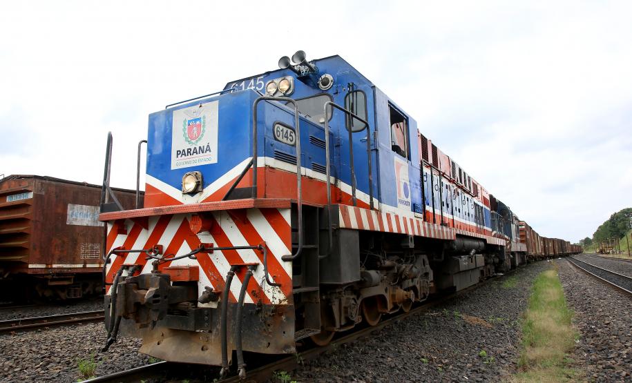 A Ferroeste (Estrada de Ferro Paraná Oeste S.A.) faturou R$ 9 milhões nos três primeiros meses de 2019, melhor resultado de um primeiro trimestre de sua história. Nesse período passaram pelos 250 quilômetros do trecho entre Cascavel e Guarapuava 308.137 toneladas de produtos, sendo 205.086 de granéis – pela primeira vez esse trimestre, que contempla a colheita da safra de soja, alcança a marca de pelo menos 200 mil toneladas.  -  Guarapuava, 04/04/2019  -  Foto: Jaelson Lucas/ANPr