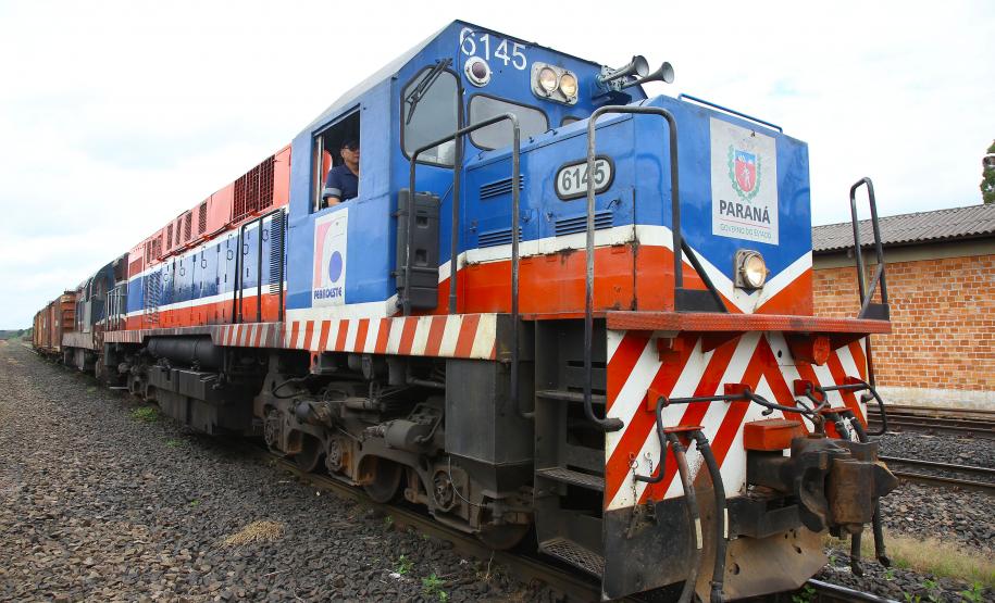 A Ferroeste (Estrada de Ferro Paraná Oeste S.A.) faturou R$ 9 milhões nos três primeiros meses de 2019, melhor resultado de um primeiro trimestre de sua história. Nesse período passaram pelos 250 quilômetros do trecho entre Cascavel e Guarapuava 308.137 toneladas de produtos, sendo 205.086 de granéis – pela primeira vez esse trimestre, que contempla a colheita da safra de soja, alcança a marca de pelo menos 200 mil toneladas.  -  Guarapuava, 04/04/2019  -  Foto: Jaelson Lucas/ANPr