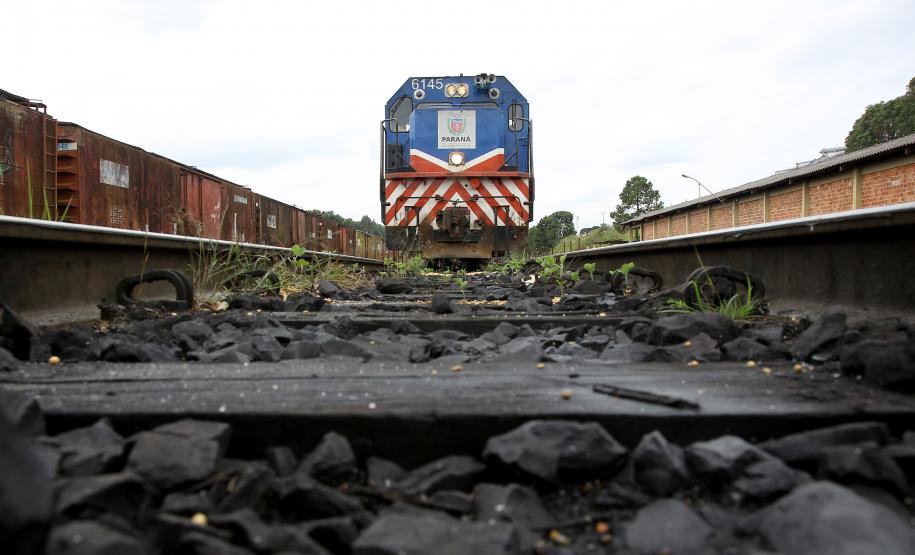 A Ferroeste (Estrada de Ferro Paraná Oeste S.A.) faturou R$ 9 milhões nos três primeiros meses de 2019, melhor resultado de um primeiro trimestre de sua história. Nesse período passaram pelos 250 quilômetros do trecho entre Cascavel e Guarapuava 308.137 toneladas de produtos, sendo 205.086 de granéis – pela primeira vez esse trimestre, que contempla a colheita da safra de soja, alcança a marca de pelo menos 200 mil toneladas.  -  Guarapuava, 04/04/2019  -  Foto: Jaelson Lucas/ANPr