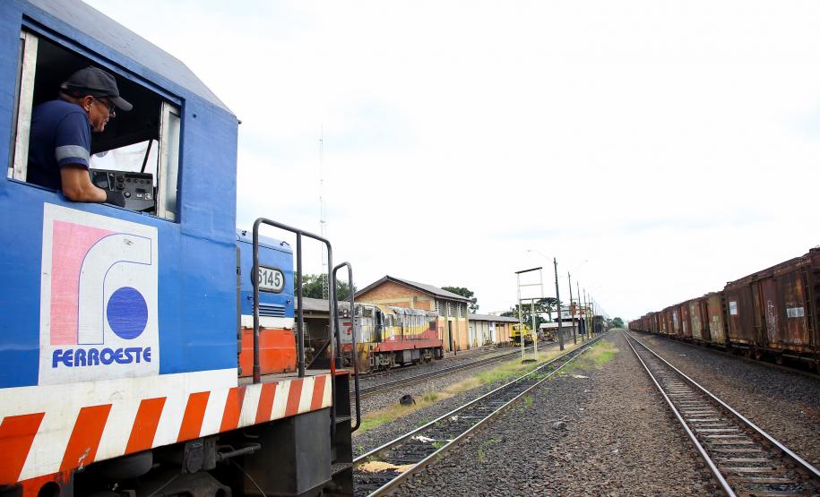 A Ferroeste (Estrada de Ferro Paraná Oeste S.A.) faturou R$ 9 milhões nos três primeiros meses de 2019, melhor resultado de um primeiro trimestre de sua história. Nesse período passaram pelos 250 quilômetros do trecho entre Cascavel e Guarapuava 308.137 toneladas de produtos, sendo 205.086 de granéis – pela primeira vez esse trimestre, que contempla a colheita da safra de soja, alcança a marca de pelo menos 200 mil toneladas.  -  Guarapuava, 04/04/2019  -  Foto: Jaelson Lucas/ANPr