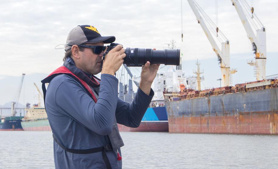 A cada três meses, um especialista contratado pela Administração dos Portos do Paraná passa seis dias monitorando os botos-cinza, golfinhos, que vivem na região. Na área interna, de Pontal a Antonina, são quase cem quilômetros percorridos para acompanhar os animais, que se deslocam e pescam em grupos no entorno dos portos de Paranaguá e Antonina.  p  Paranaguá, 04/04/2019  -  Foto: Claudio Neves/ Portos do Paraná