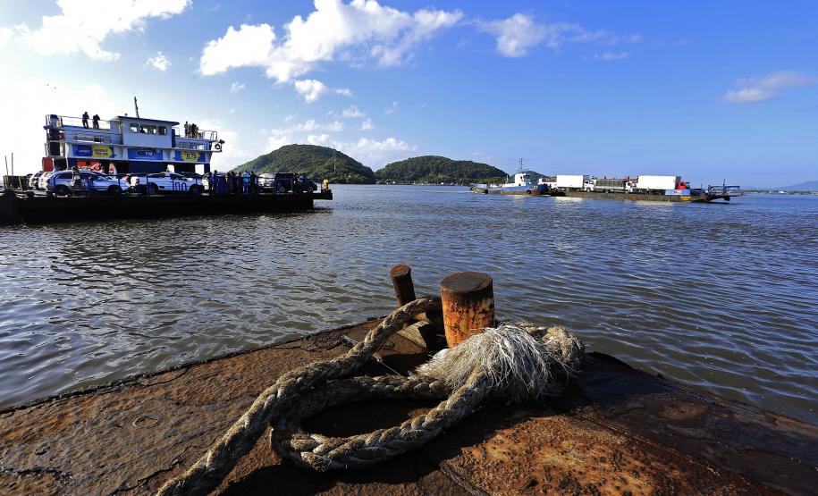 O Departamento de Estradas de Rodagens (DER-PR) prorrogou por mais um ano o contrato de concessão do ferry boat que faz a travessia Guaratuba – Caiobá, no Litoral do Paraná. A empresa Concessionária Travessia de Guaratuba continuará a prestar o serviço sem mudanças na tarifa.  -  Foto: Arquivo ANPr