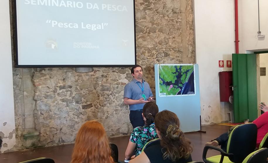 Representantes da comunidade pesqueira de Paranaguá e estudantes universitários participaram, nesta quinta-feira (11), do Seminário de Pesca promovido pelos Portos do Paraná. Com lotação completa no auditório do Museu de Arqueologia e Etnologia (MAE), o primeiro encontro para a devolutiva dos dados de quatro anos de monitoramento foi bastante produtivo. Foto: APPA