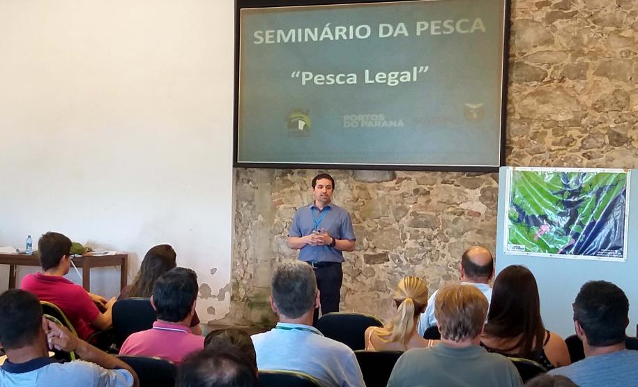 Representantes da comunidade pesqueira de Paranaguá e estudantes universitários participaram, nesta quinta-feira (11), do Seminário de Pesca promovido pelos Portos do Paraná. Com lotação completa no auditório do Museu de Arqueologia e Etnologia (MAE), o primeiro encontro para a devolutiva dos dados de quatro anos de monitoramento foi bastante produtivo. Foto: APPA
