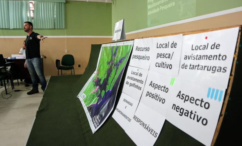 Portos do Paraná promoveram nesta segunda-feira (15), em Antonina, o 3.º Seminário da Pesca no Colégio Estadual Brasilio Machado. 30 pescadores e marisqueiras se reuniram com a equipe da Diretoria de Meio Ambiente para receber o resultado do monitoramento da atividade pesqueira na região.  -  Paranaguá, 15/04/2019  -  Foto: Divulgação APPA
