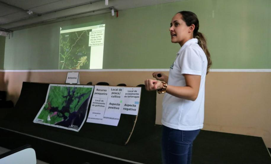 Portos do Paraná promoveram nesta segunda-feira (15), em Antonina, o 3.º Seminário da Pesca no Colégio Estadual Brasilio Machado. 30 pescadores e marisqueiras se reuniram com a equipe da Diretoria de Meio Ambiente para receber o resultado do monitoramento da atividade pesqueira na região.  -  Paranaguá, 15/04/2019  -  Foto: Divulgação APPA