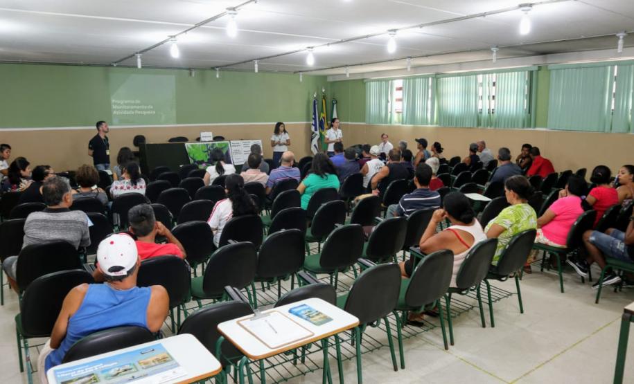 Portos do Paraná promoveram nesta segunda-feira (15), em Antonina, o 3.º Seminário da Pesca no Colégio Estadual Brasilio Machado. 30 pescadores e marisqueiras se reuniram com a equipe da Diretoria de Meio Ambiente para receber o resultado do monitoramento da atividade pesqueira na região.  -  Paranaguá, 15/04/2019  -  Foto: Divulgação APPA