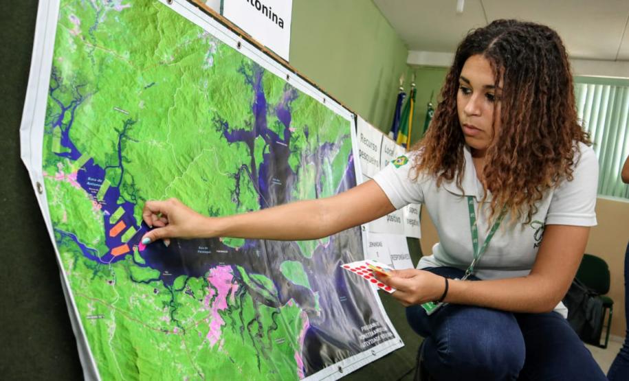 Portos do Paraná promoveram nesta segunda-feira (15), em Antonina, o 3.º Seminário da Pesca no Colégio Estadual Brasilio Machado. 30 pescadores e marisqueiras se reuniram com a equipe da Diretoria de Meio Ambiente para receber o resultado do monitoramento da atividade pesqueira na região.  -  Paranaguá, 15/04/2019  -  Foto: Divulgação APPA
