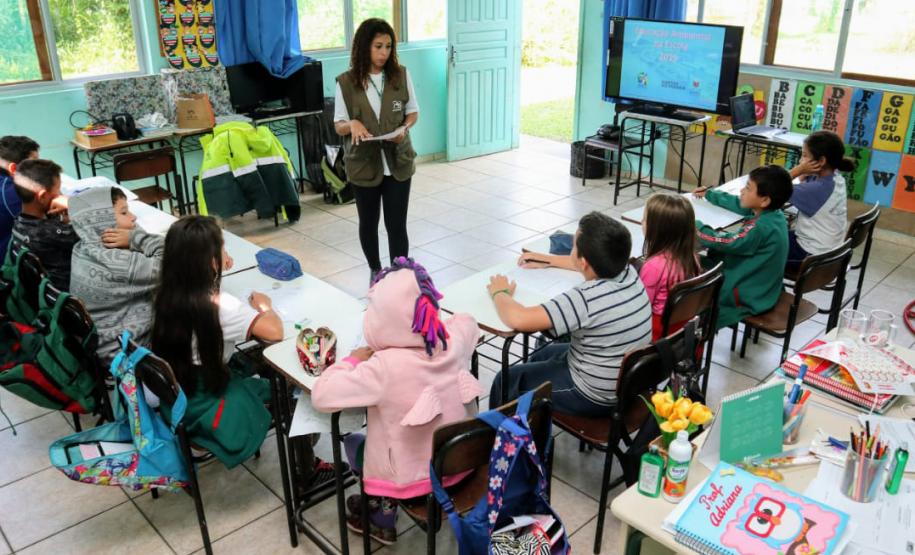 Os Portos do Paraná deram início ao primeiro módulo do Programa de Educação Ambiental de 2019. As atividades com as crianças da rede municipal de 12 comunidades do entorno começaram este mês e serão realizadas a cada bimestre, até novembro. No total, são quase 300 alunos, de 1º a 5º anos, que participam das aulas e momentos lúdicos preparados pelos profissionais. Foto: Claudio Neves/APPA