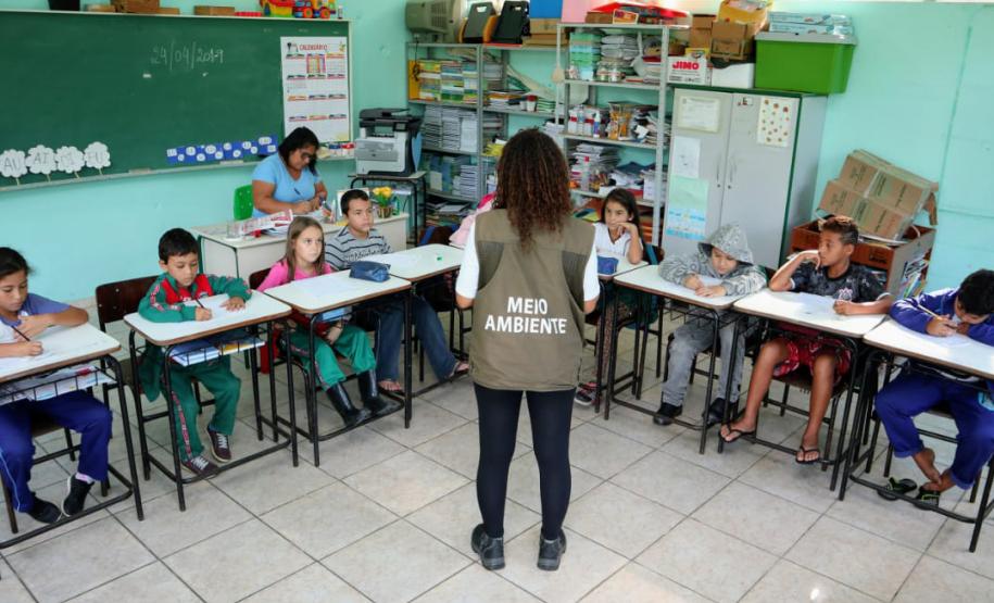 Os Portos do Paraná deram início ao primeiro módulo do Programa de Educação Ambiental de 2019. As atividades com as crianças da rede municipal de 12 comunidades do entorno começaram este mês e serão realizadas a cada bimestre, até novembro. No total, são quase 300 alunos, de 1º a 5º anos, que participam das aulas e momentos lúdicos preparados pelos profissionais. Foto: Claudio Neves/APPA