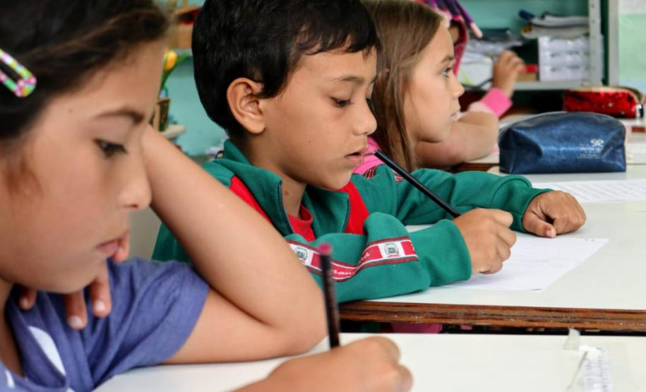 Os Portos do Paraná deram início ao primeiro módulo do Programa de Educação Ambiental de 2019. As atividades com as crianças da rede municipal de 12 comunidades do entorno começaram este mês e serão realizadas a cada bimestre, até novembro. No total, são quase 300 alunos, de 1º a 5º anos, que participam das aulas e momentos lúdicos preparados pelos profissionais. Foto: Claudio Neves/APPA