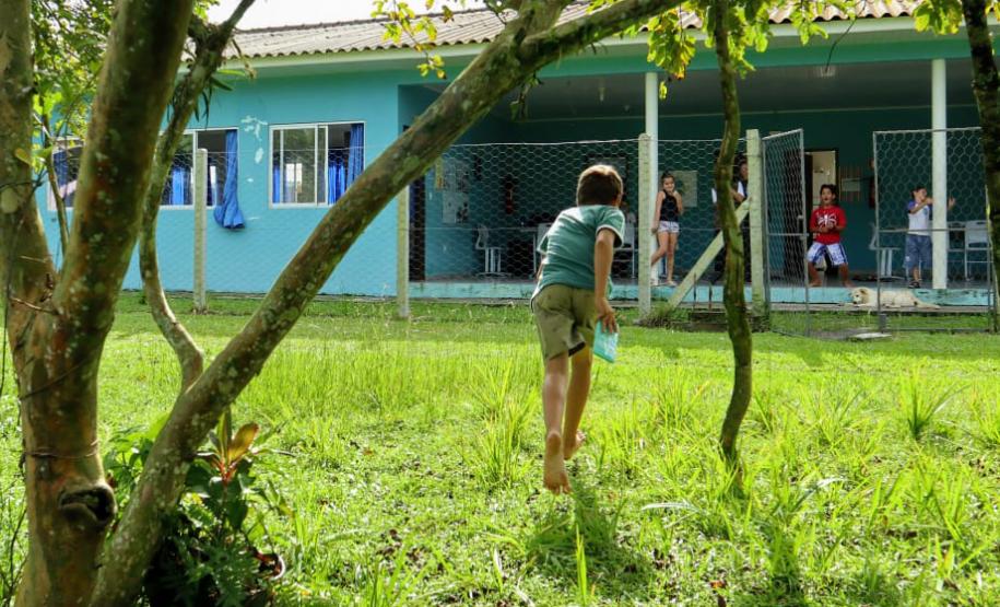 Os Portos do Paraná deram início ao primeiro módulo do Programa de Educação Ambiental de 2019. As atividades com as crianças da rede municipal de 12 comunidades do entorno começaram este mês e serão realizadas a cada bimestre, até novembro. No total, são quase 300 alunos, de 1º a 5º anos, que participam das aulas e momentos lúdicos preparados pelos profissionais. Foto: Claudio Neves/APPA