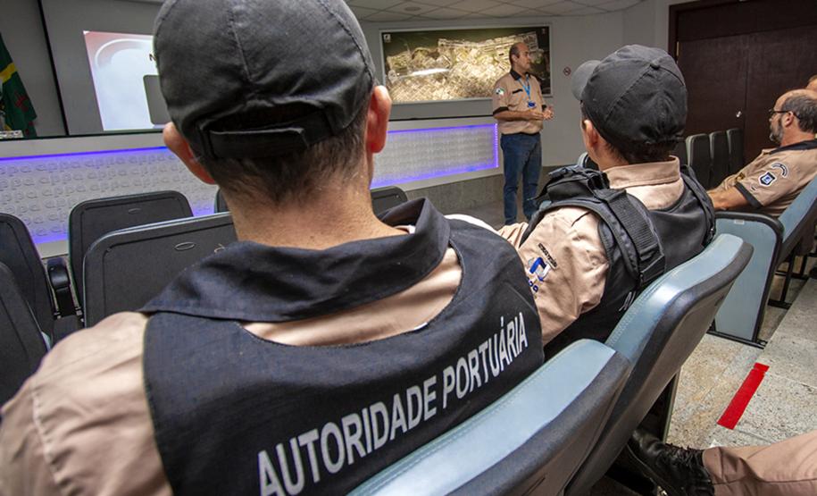 Os Portos do Paraná trabalham constantemente para fortalecer a segurança na região do Porto de Paranaguá. Além da atuação conjunta com Polícia Militar, Polícia Rodoviárias Federal e Estadual e Guarda Municipal, na segurança de caminhões e veículos na entrada da cidade, a Unidade Administrativa de Segurança Portuária (UASP) atua para coibir ações criminosas dentro do cais público. - Paranaguá, 26/04/2019 - Foto: Cláudio Neves/APPA