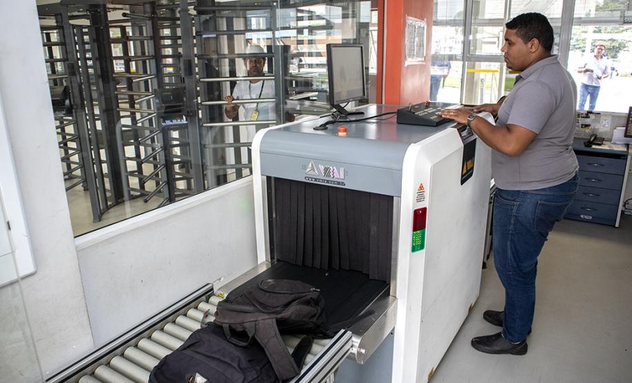 Os Portos do Paraná trabalham constantemente para fortalecer a segurança na região do Porto de Paranaguá. Além da atuação conjunta com Polícia Militar, Polícia Rodoviárias Federal e Estadual e Guarda Municipal, na segurança de caminhões e veículos na entrada da cidade, a Unidade Administrativa de Segurança Portuária (UASP) atua para coibir ações criminosas dentro do cais público. - Paranaguá, 26/04/2019 - Foto: Cláudio Neves/APPA