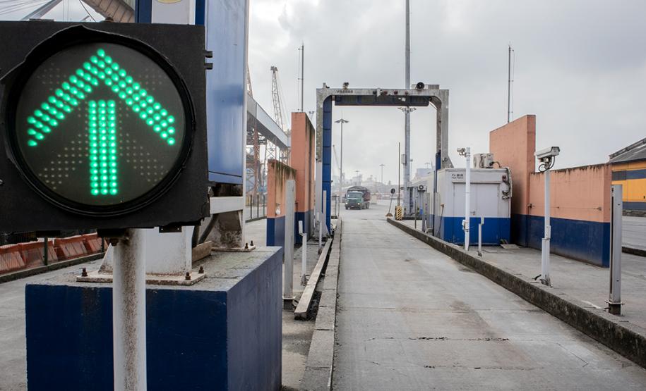 Os Portos do Paraná trabalham constantemente para fortalecer a segurança na região do Porto de Paranaguá. Além da atuação conjunta com Polícia Militar, Polícia Rodoviárias Federal e Estadual e Guarda Municipal, na segurança de caminhões e veículos na entrada da cidade, a Unidade Administrativa de Segurança Portuária (UASP) atua para coibir ações criminosas dentro do cais público. - Paranaguá, 26/04/2019 - Foto: Cláudio Neves/APPA