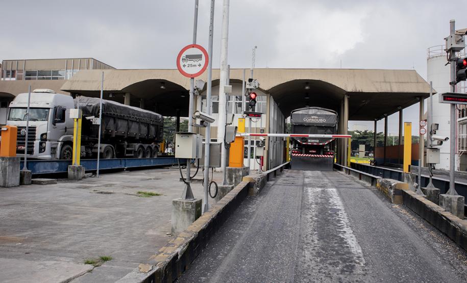 Os Portos do Paraná trabalham constantemente para fortalecer a segurança na região do Porto de Paranaguá. Além da atuação conjunta com Polícia Militar, Polícia Rodoviárias Federal e Estadual e Guarda Municipal, na segurança de caminhões e veículos na entrada da cidade, a Unidade Administrativa de Segurança Portuária (UASP) atua para coibir ações criminosas dentro do cais público. - Paranaguá, 26/04/2019 - Foto: Cláudio Neves/APPA