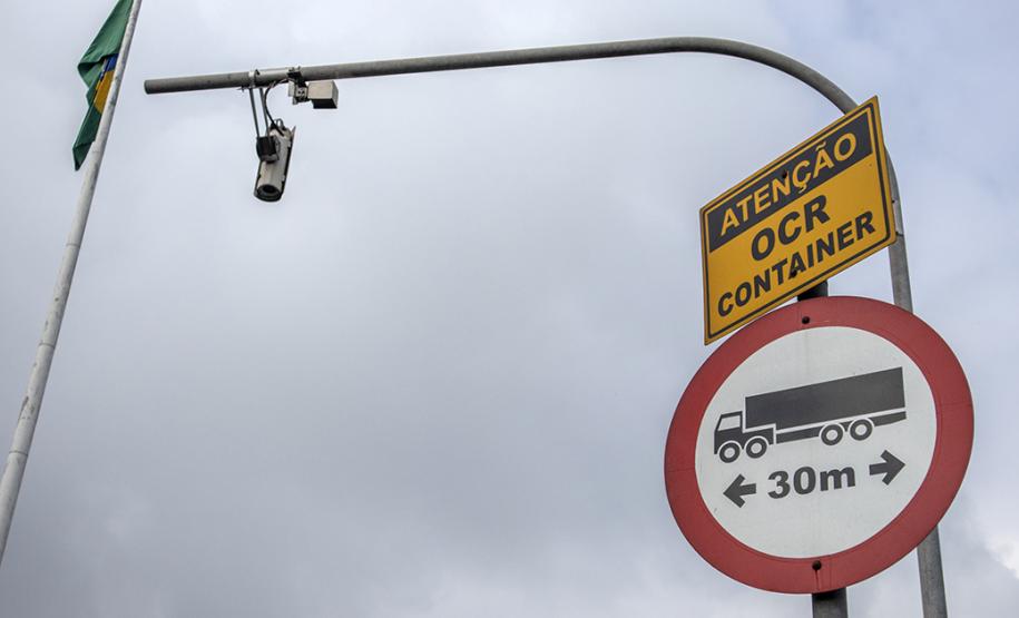 Os Portos do Paraná trabalham constantemente para fortalecer a segurança na região do Porto de Paranaguá. Além da atuação conjunta com Polícia Militar, Polícia Rodoviárias Federal e Estadual e Guarda Municipal, na segurança de caminhões e veículos na entrada da cidade, a Unidade Administrativa de Segurança Portuária (UASP) atua para coibir ações criminosas dentro do cais público. - Paranaguá, 26/04/2019 - Foto: Cláudio Neves/APPA