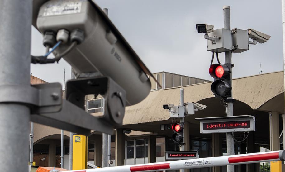 Os Portos do Paraná trabalham constantemente para fortalecer a segurança na região do Porto de Paranaguá. Além da atuação conjunta com Polícia Militar, Polícia Rodoviárias Federal e Estadual e Guarda Municipal, na segurança de caminhões e veículos na entrada da cidade, a Unidade Administrativa de Segurança Portuária (UASP) atua para coibir ações criminosas dentro do cais público. - Paranaguá, 26/04/2019 - Foto: Cláudio Neves/APPA