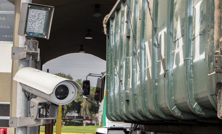 Os Portos do Paraná trabalham constantemente para fortalecer a segurança na região do Porto de Paranaguá. Além da atuação conjunta com Polícia Militar, Polícia Rodoviárias Federal e Estadual e Guarda Municipal, na segurança de caminhões e veículos na entrada da cidade, a Unidade Administrativa de Segurança Portuária (UASP) atua para coibir ações criminosas dentro do cais público. - Paranaguá, 26/04/2019 - Foto: Cláudio Neves/APPA