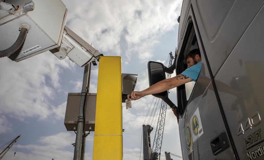 Os Portos do Paraná trabalham constantemente para fortalecer a segurança na região do Porto de Paranaguá. Além da atuação conjunta com Polícia Militar, Polícia Rodoviárias Federal e Estadual e Guarda Municipal, na segurança de caminhões e veículos na entrada da cidade, a Unidade Administrativa de Segurança Portuária (UASP) atua para coibir ações criminosas dentro do cais público. - Paranaguá, 26/04/2019 - Foto: Cláudio Neves/APPA