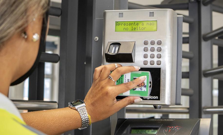 Os Portos do Paraná trabalham constantemente para fortalecer a segurança na região do Porto de Paranaguá. Além da atuação conjunta com Polícia Militar, Polícia Rodoviárias Federal e Estadual e Guarda Municipal, na segurança de caminhões e veículos na entrada da cidade, a Unidade Administrativa de Segurança Portuária (UASP) atua para coibir ações criminosas dentro do cais público. - Paranaguá, 26/04/2019 - Foto: Cláudio Neves/APPA