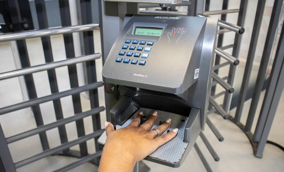 Os Portos do Paraná trabalham constantemente para fortalecer a segurança na região do Porto de Paranaguá. Além da atuação conjunta com Polícia Militar, Polícia Rodoviárias Federal e Estadual e Guarda Municipal, na segurança de caminhões e veículos na entrada da cidade, a Unidade Administrativa de Segurança Portuária (UASP) atua para coibir ações criminosas dentro do cais público. - Paranaguá, 26/04/2019 - Foto: Cláudio Neves/APPA