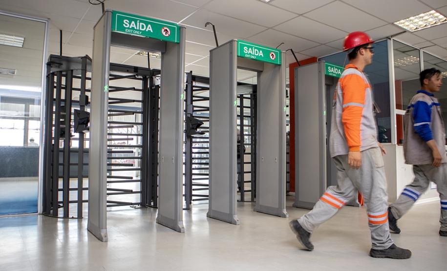 Os Portos do Paraná trabalham constantemente para fortalecer a segurança na região do Porto de Paranaguá. Além da atuação conjunta com Polícia Militar, Polícia Rodoviárias Federal e Estadual e Guarda Municipal, na segurança de caminhões e veículos na entrada da cidade, a Unidade Administrativa de Segurança Portuária (UASP) atua para coibir ações criminosas dentro do cais público. - Paranaguá, 26/04/2019 - Foto: Cláudio Neves/APPA