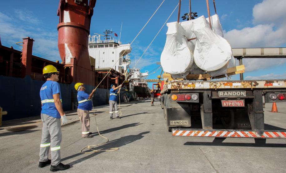 Todos os dias, em média, cerca de mil pessoas chegam para trabalhar no Porto de Paranaguá. São funcionários da empresa pública, servidores das empresas operadoras portuárias, motoristas, prestadores de serviços e trabalhadores portuários avulsos, os chamados TPAs. - Paranaguá, 30/04/2019 - Foto: Claudio Neves/APPA